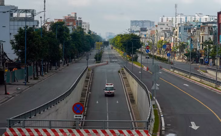 Khu vực hầm chui ngã tư An Sương thưa vắng người và phương tiện