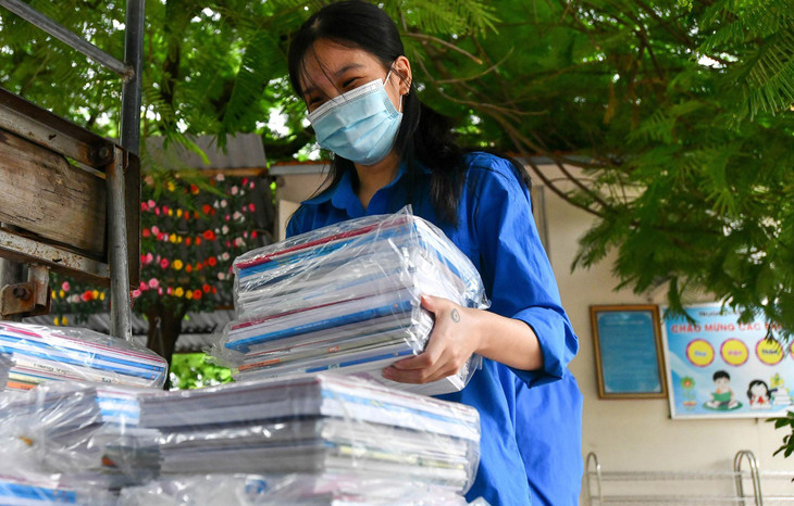 Tuy vậy, công việc của các bạn trẻ cũng không ít lần gặp sự cố như nhầm địa chỉ, không liên lạc được với phụ huynh... “Có những hôm đến nhà chúng em không gặp được phụ huynh và phải quay lại tới 3 lần mới giao được sách”, một thành viên chia sẻ Tuy vậy, công việc của các bạn trẻ cũng không ít lần gặp sự cố như nhầm địa chỉ, không liên lạc được với phụ huynh... “Có những hôm đến nhà chúng em không gặp được phụ huynh và phải quay lại tới 3 lần mới giao được sách”, một thành viên chia sẻ