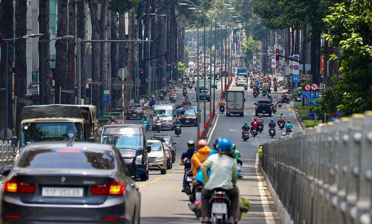 Đường 3/2, đoạn qua Quận 10, lúc 10h.