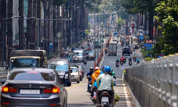 Đường 3/2, đoạn qua Quận 10, lúc 10h.