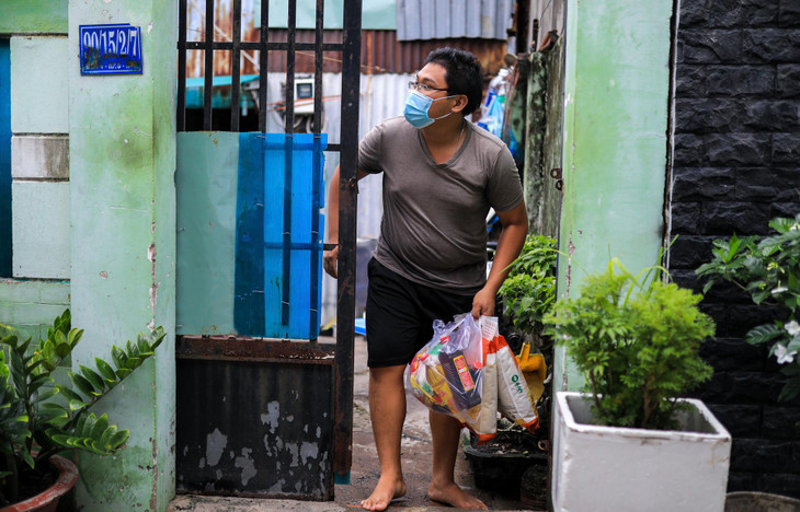 Nghe tiếng gõ cửa, một người dân chạy ra thì thấy những túi quà trước cổng. Nam thanh niên tỏ ra bất ngờ và nhìn theo bóng lưng của các bộ đội đang rời đi.