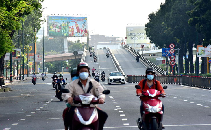 Lưu lượng phương tiện ở một số tuyến đường vẫn khá đông dù không nhộn nhịp như những ngày trước. Ghi nhận trên đường Hoàng Minh Giám, phía trước công viên Gia Định