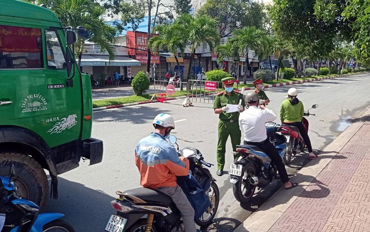 Công an kiểm tra người dân TP Bạc Liêu ra đường trong thời gian giãn cách xã hội