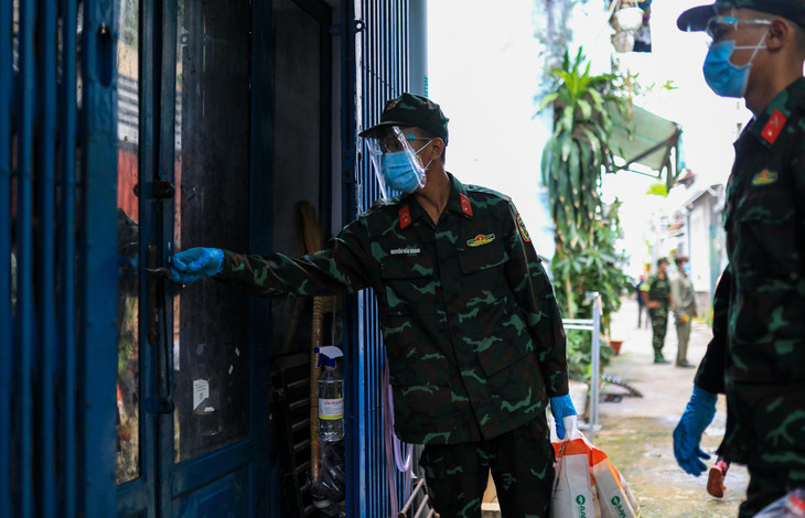 Với các căn nhà khóa cửa, bộ đội gõ cửa và gọi gia chủ ra nhận quà.