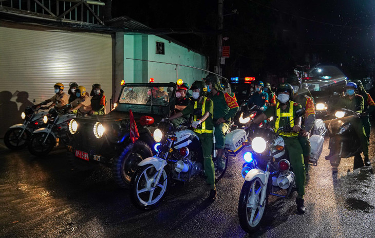 Lực lượng quân đội được huy động về các địa phương chủ yếu thực hiện nhiệm vụ hỗ trợ khai gói an sinh, đi chợ giúp dân, kết hợp tuyên truyền đến từng hộ dân để người dân chấp hành &quot;ai ở đâu ở yên đó&quot;, không ra khỏi nhà