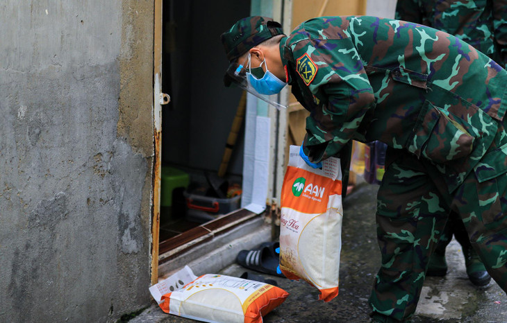 Bộ đội sẽ đặt các gói thực phẩm phía trước nhà, người dân chỉ việc ra lấy, không cần phải xếp hàng chờ.