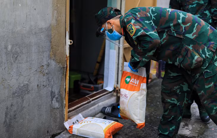 Bộ đội sẽ đặt các gói thực phẩm phía trước nhà, người dân chỉ việc ra lấy, không cần phải xếp hàng chờ.