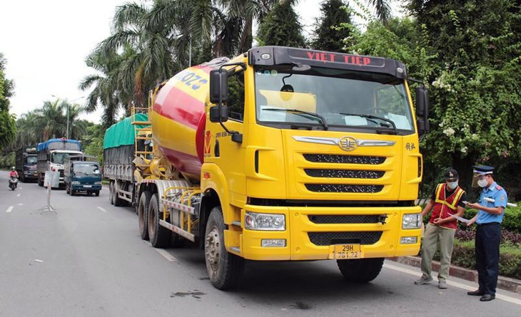 Thanh tra giao thông kiểm tra luồng xanh xe tải trên đường