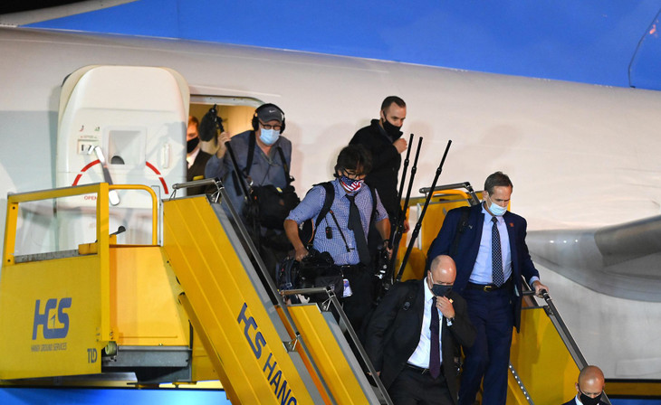 Trước đó, ở cửa sau chiếc Không lực 2, đông đảo cánh phóng viên báo chí Nhà Trắng cùng đoàn tùy tùng xuống sân bay Nội Bài.