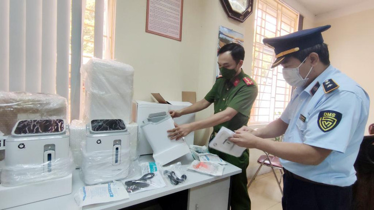 Lực lượng chức năng tiến hành kiểm tra hàng hóa vi phạm Lực lượng chức năng tiến hành kiểm tra hàng hóa vi phạm