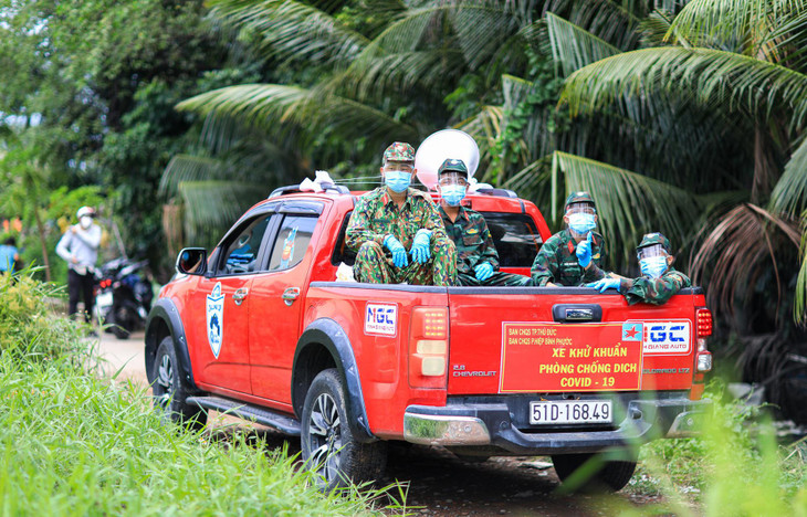 Chiều 24/8, UBND phường Hiệp Bình Phước (TP Thủ Đức) chuẩn bị hàng trăm phần quà, di chuyển vào sâu trong các con hẻm nhỏ, xa xôi để phát cho người dân.