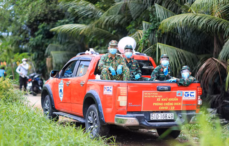 Chiều 24/8, UBND phường Hiệp Bình Phước (TP Thủ Đức) chuẩn bị hàng trăm phần quà, di chuyển vào sâu trong các con hẻm nhỏ, xa xôi để phát cho người dân.