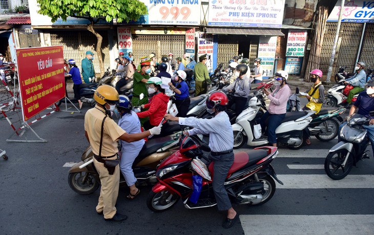 Một số chốt kiểm soát nội thành khá đông đúc trong sáng đầu tuần. Ghi nhận tại chốt kiểm tra trên đường Nguyễn Kiệm, Quận Gò Vấp lúc 6h30 sáng