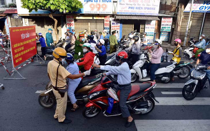Một số chốt kiểm soát nội thành khá đông đúc trong sáng đầu tuần. Ghi nhận tại chốt kiểm tra trên đường Nguyễn Kiệm, Quận Gò Vấp lúc 6h30 sáng