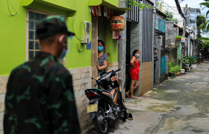 Ông Hứa Quốc Hoa (48 tuổi) cho biết rất xúc động khi nhận được quà từ các chú bộ đội. Người đàn ông nói đây là lần đầu tiên ông được nhận quà từ chính quyền địa phương. &quot;Khu nhà tôi ở sâu, xa nên khi nhận được quà tui rất vui và rất bất ngờ&quot;, ông Hoa nói.