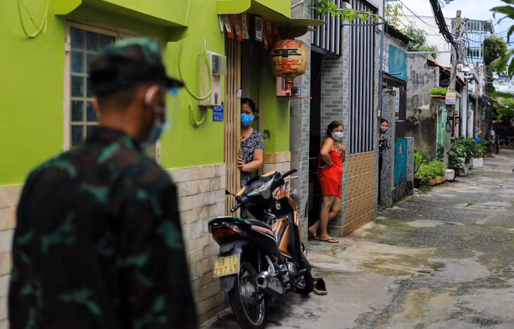 Ông Hứa Quốc Hoa (48 tuổi) cho biết rất xúc động khi nhận được quà từ các chú bộ đội. Người đàn ông nói đây là lần đầu tiên ông được nhận quà từ chính quyền địa phương. "Khu nhà tôi ở sâu, xa nên khi nhận được quà tui rất vui và rất bất ngờ", ông Hoa nói.