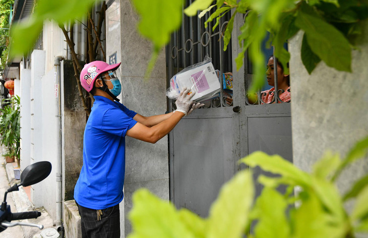 “Nhiều phụ huynh lo lắng không biết phải mua sách giáo khoa ở đâu. Hiểu được điều đó, chúng tôi đã phối hợp cùng nhà trường triển khai hoạt động giao sách tận nhà cho các em”, anh Phi Thanh Quý, Bí thư Đoàn TNCS phường Sài Đồng chia sẻ. “Nhiều phụ huynh lo lắng không biết phải mua sách giáo khoa ở đâu. Hiểu được điều đó, chúng tôi đã phối hợp cùng nhà trường triển khai hoạt động giao sách tận nhà cho các em”, anh Phi Thanh Quý, Bí thư Đoàn TNCS phường Sài Đồng chia sẻ.