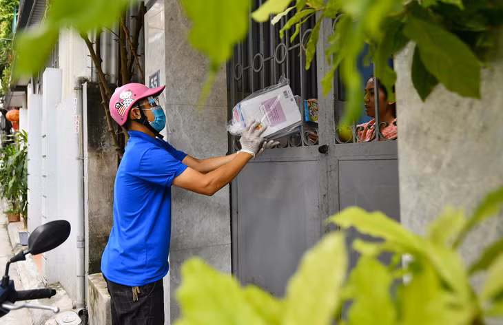 “Nhiều phụ huynh lo lắng không biết phải mua sách giáo khoa ở đâu. Hiểu được điều đó, chúng tôi đã phối hợp cùng nhà trường triển khai hoạt động giao sách tận nhà cho các em”, anh Phi Thanh Quý, Bí thư Đoàn TNCS phường Sài Đồng chia sẻ.