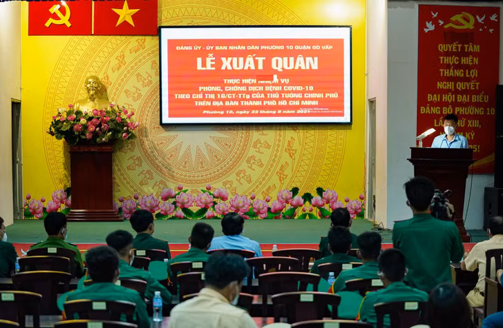 Tối 22/8, Bộ Tư lệnh TP.HCM phối hợp cùng Ban Chỉ huy quân sự quận Gò Vấp và Đảng ủy, UBND phường 10 tổ chức lễ xuất quân thực hiện nhiệm vụ phòng chống dịch Covid-19
