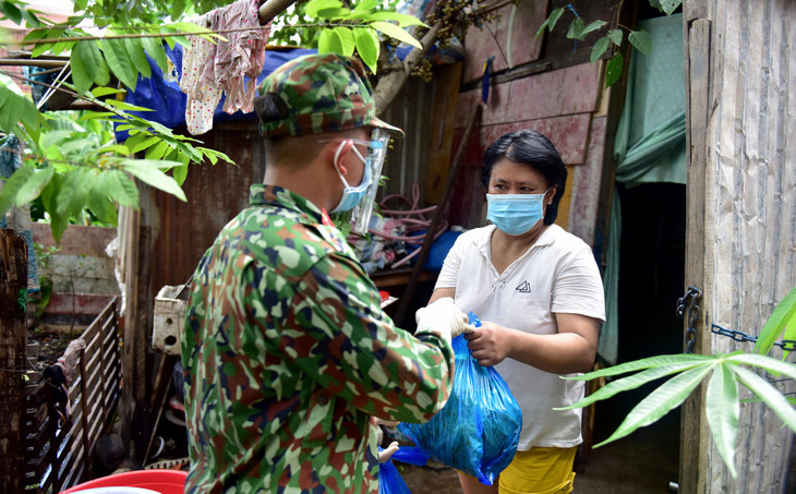 &quot;Mừng lắm, cảm ơn mấy chú bộ đội lắm, giờ cho gì là tôi cảm ơn cái đó chứ khó khăn quá&quot;, chị Nhung làm nghề bán hàng rong nhưng đã nghỉ việc, ở nhà 3 tháng nay, cho biết