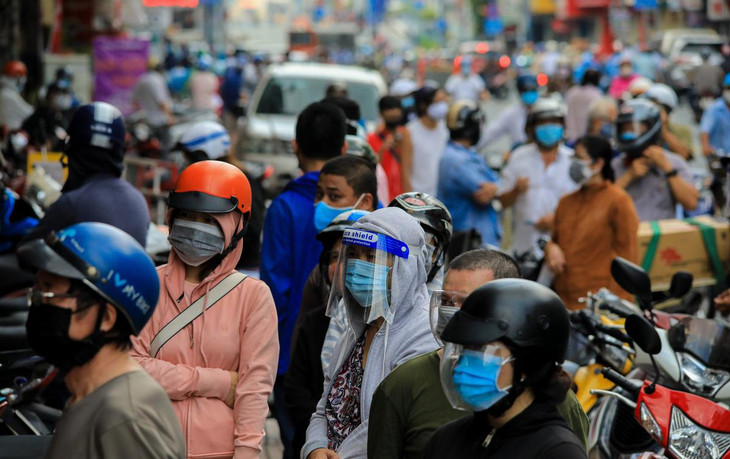 &quot;Lâu lắm rồi tôi mới đi ra đường lại, nãy giờ tôi xếp hàng hơn 20 phút vẫn chưa được vào mua thuốc&quot;, chị Ly Ly (ngụ Quận 1, TP.HCM) cho biết.