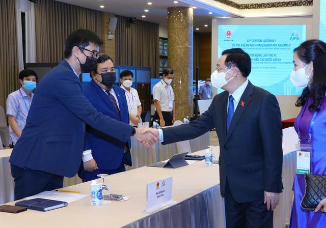 Chủ tịch Quốc hội Việt Nam Vương Đình Huệ với các đại biểu dự họp Phiên toàn thể thứ hai. Ảnh: TTXVN