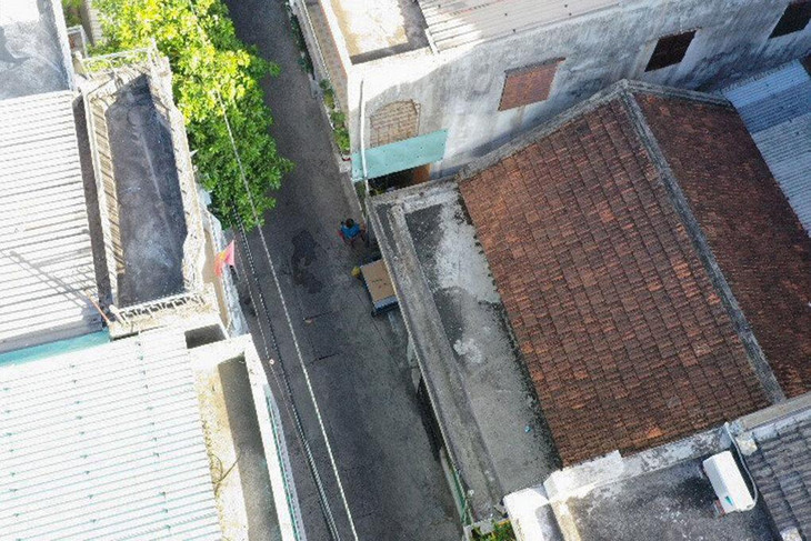 Hình ảnh một người dân ra khỏi nhà được fycam ghi lại Hình ảnh một người dân ra khỏi nhà được fycam ghi lại