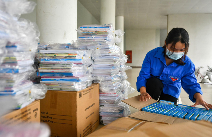 Vừa hoàn thành kỳ thi tốt nghiệp THPT 2021, trong thời gian rảnh rỗi, Lê Trúc Quỳnh tranh thủ tham gia hoạt động tình nguyện cùng đội. “Được góp chút sức nhỏ giúp các em học sinh có năm học mới trọn vẹn khiến em rất vui. Tuy mệt, nhưng được đồng hành cùng các anh chị trong đội và thấy được tinh thần đoàn kết của mọi người, chúng em tự bảo nhau luôn cố gắng”, Quỳnh chia sẻ. Vừa hoàn thành kỳ thi tốt nghiệp THPT 2021, trong thời gian rảnh rỗi, Lê Trúc Quỳnh tranh thủ tham gia hoạt động tình nguyện cùng đội. “Được góp chút sức nhỏ giúp các em học sinh có năm học mới trọn vẹn khiến em rất vui. Tuy mệt, nhưng được đồng hành cùng các anh chị trong đội và thấy được tinh thần đoàn kết của mọi người, chúng em tự bảo nhau luôn cố gắng”, Quỳnh chia sẻ.