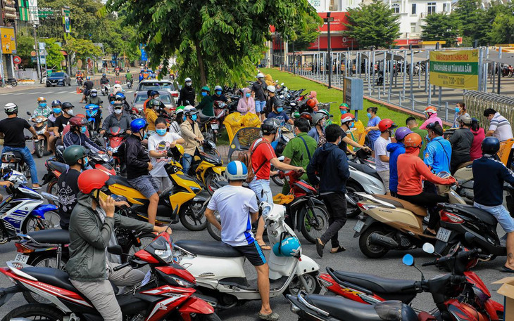 Từ sáng sớm 21/8, người dân TP.HCM đã đổ xô đến chợ, siêu thị, cửa hàng tiện lợi để xếp hàng mua thực phẩm. Tại siêu thị Emart (quận Gò Vấp) lúc 11h, lượng người đến nhiều gây ùn ứ nên lực lượng chức năng phải có mặt để điều phối.