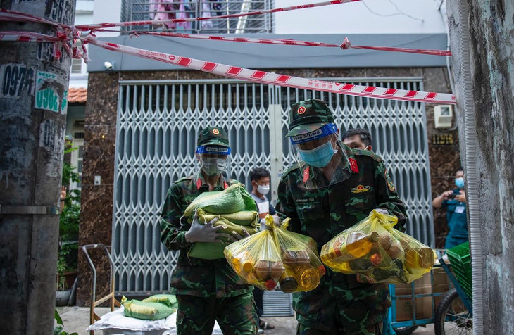 Người dân được nhận quà hôm nay thuộc khu vực vùng vàng của Phường 9, nơi có nguy cơ lây nhiễm Covid-19 khá cao.