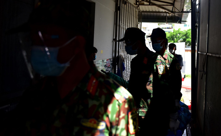 &quot;Đây là lần đầu tiên tôi đi làm nhiệm vụ ở TPHCM, tôi và các đồng đội sẽ cố gắng làm việc hết mình để gửi được nhiều thực phẩm nhất cho bà con. Chỉ mong người dân TPHCM có bữa ăn đầy đủ, không ai phải đói&quot;, chiến sĩ Nguyễn Trường Thịnh chia sẻ