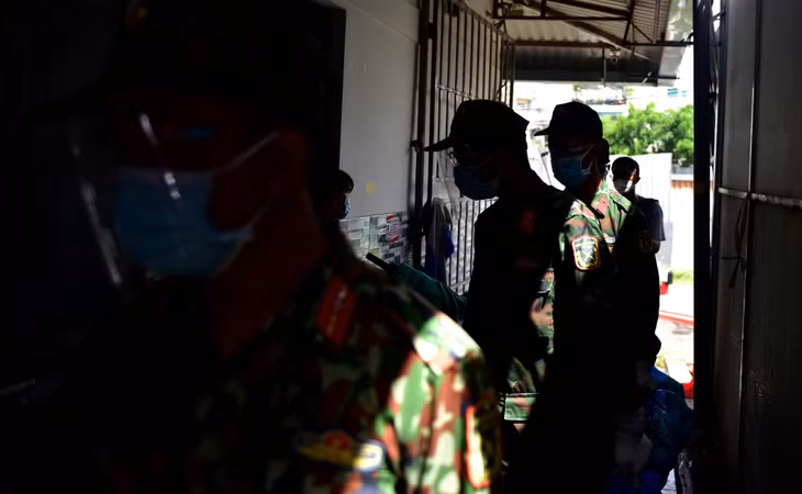 "Đây là lần đầu tiên tôi đi làm nhiệm vụ ở TPHCM, tôi và các đồng đội sẽ cố gắng làm việc hết mình để gửi được nhiều thực phẩm nhất cho bà con. Chỉ mong người dân TPHCM có bữa ăn đầy đủ, không ai phải đói", chiến sĩ Nguyễn Trường Thịnh chia sẻ