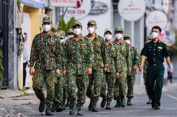 Theo kế hoạch, lực lượng quân sự sẽ tỏa ra khắp các quận, huyện tại TP.HCM, tham gia tuyên truyền, tuần tra canh gác, vận chuyển lương thực thực phẩm, đem các túi an sinh đến các hộ khó khăn