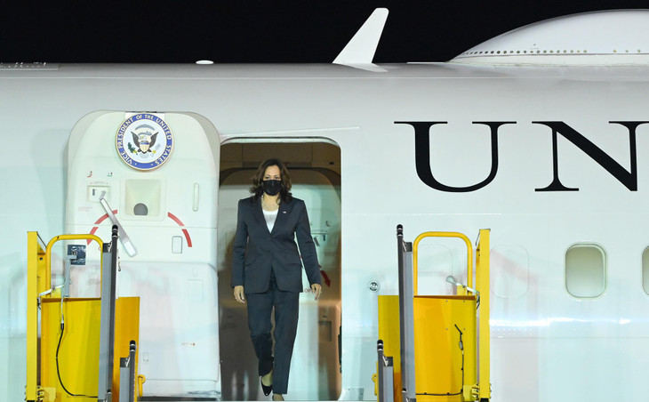22h02, Phó Tổng thống Mỹ Kamala Harris ra cửa chiếc Không lực 2 (Air Force 2), bước xuống sân bay Nội Bài.