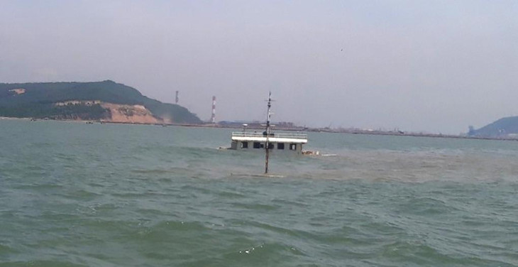 Tàu Thành Hưng 41 nổi một phần cabin lập lờ trên mặt nước sau sự cố