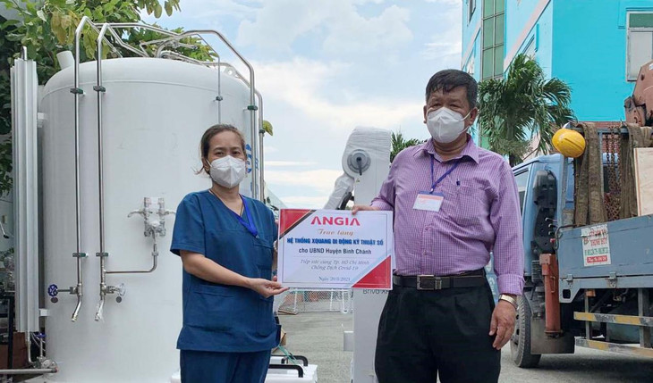 Đại diện UBND huyện Bình Chánh tiếp nhận hệ thống máy X-Quang