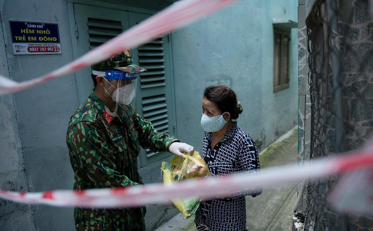 Mỗi hộ gia đình sẽ nhận gạo, trứng, sữa, một số loại nước chấm và gia vị dùng cho việc nấu ăn. Nguồn quà tặng do Ủy ban MTTQ Phường 9 phối hợp các ngành vận động người dân, doanh nghiệp đóng góp.