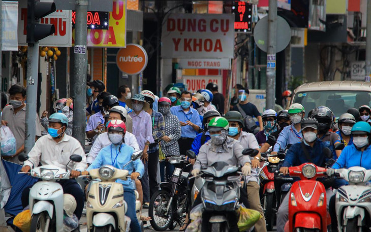 Trên trăm người đứng xếp hàng chờ mua thuốc, dụng cụ y tế trên đường Hai Bà Trưng (Quận 1) lúc 12h.