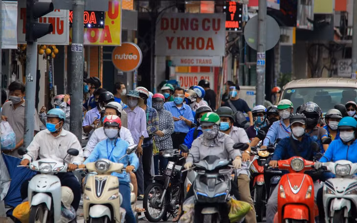 Trên trăm người đứng xếp hàng chờ mua thuốc, dụng cụ y tế trên đường Hai Bà Trưng (Quận 1) lúc 12h.