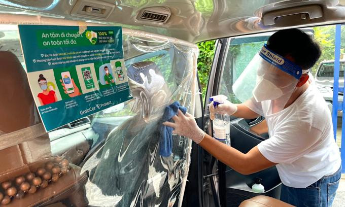 Tài xế GrabCar tại Hà Nội xịt khử khuẩn xe