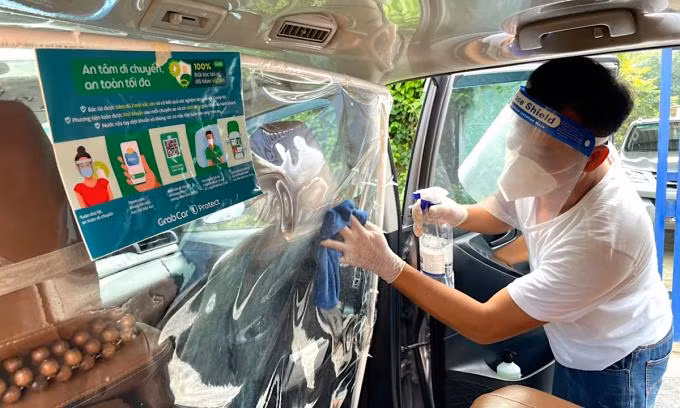 Tài xế GrabCar tại Hà Nội xịt khử khuẩn xe