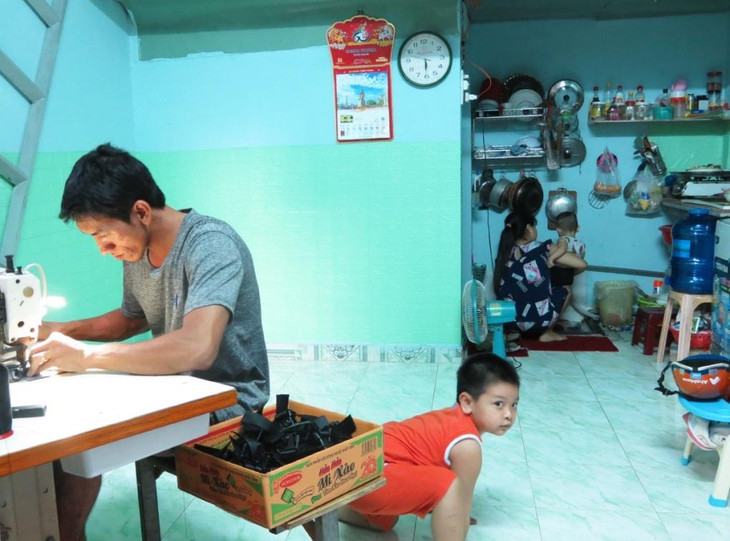 Một gia đình công nhân sống trong phòng trọ chật hẹp tại quận Gò Vấp, TP.HCM