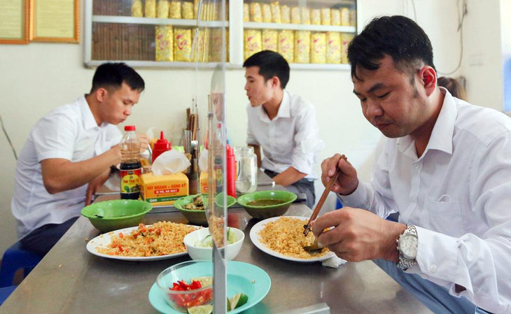 Hà Nội cho bán hàng ăn tại chỗ, taxi hoạt động trở lại từ 6h ngày 14/10