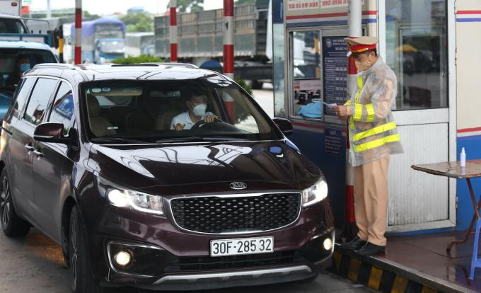 Cảnh sát kiểm tra giấy xét nghiệm tại chốt Pháp Vân - Cầu Giẽ