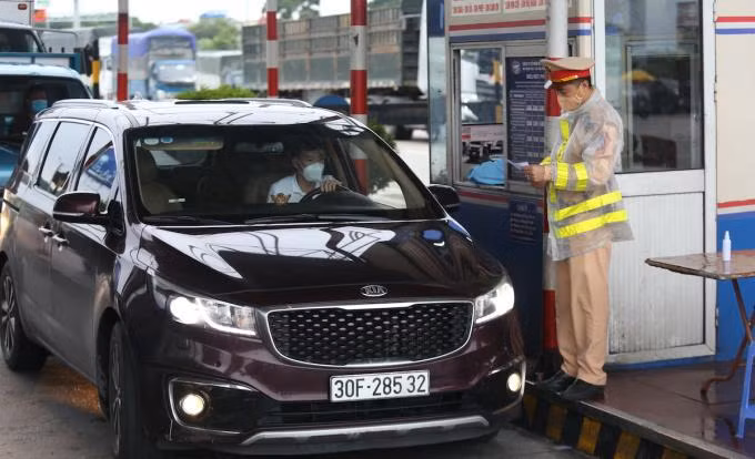 Cảnh sát kiểm tra giấy xét nghiệm tại chốt Pháp Vân - Cầu Giẽ