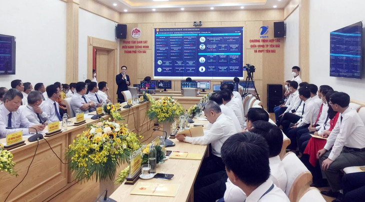 Đại diện Tập đoàn VNPT giới thiệu với quan khách về các tính năng, phân hệ trong Trung tâm IOC Yên Bái