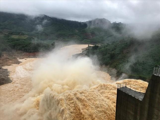 Hàng loạt hồ thủy điện tại miền Trung-Tây Nguyên đang phải xả tràn khẩn cấp