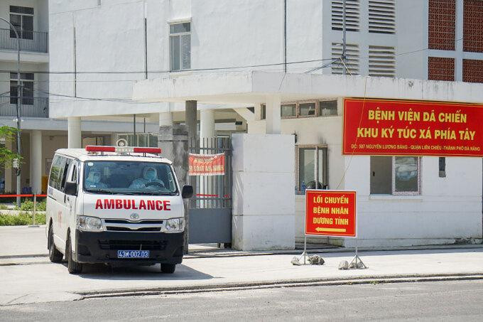 Xe cứu thương chở bệnh nhân rời Bệnh viện Dã chiến Đà Nẵng