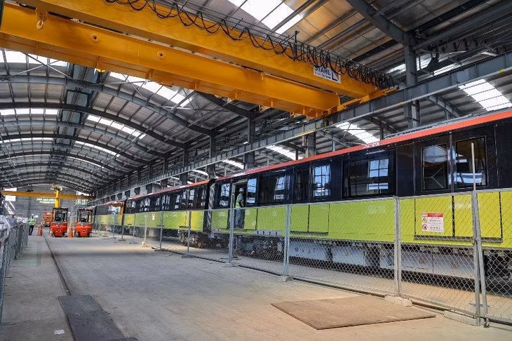 Bên trong gara là không gian rộng rãi, chứa được nhiều đoàn tàu dài hàng chục mét.