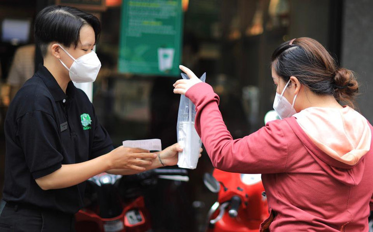 Hiện, các cơ sở kinh doanh dịch vụ ăn uống tại Quận 7 vẫn phải hoạt động theo hình thức bán hàng mang đi theo quy định của UBND thành phố